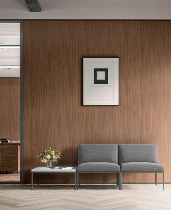 Salle d\'attente avec banquette grise et boiseries murales