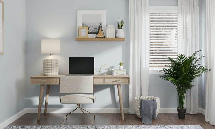 Bureau à domicile zen en bois clair avec lampe et fauteuil