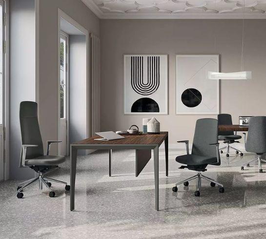 Bureau de direction en bois avec fauteuils gris, ambiance haut de gamme