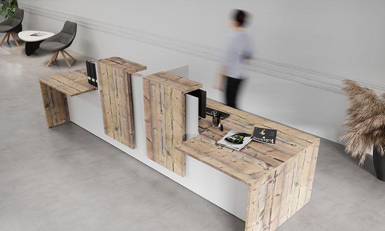 Banque d\'accueil Aydat en bois recyclé et blanc dans un espace épuré