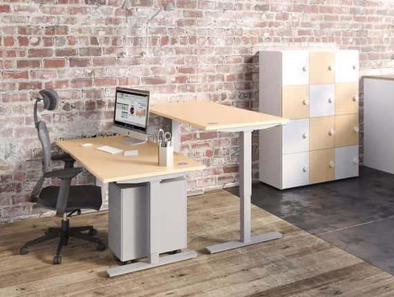 Bureau réglable bois et blanc avec fauteuil et caissons, mur de brique
