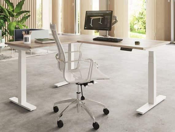 Bureau réglable en hauteur bois et blanc avec fauteuil, ambiance lumineuse