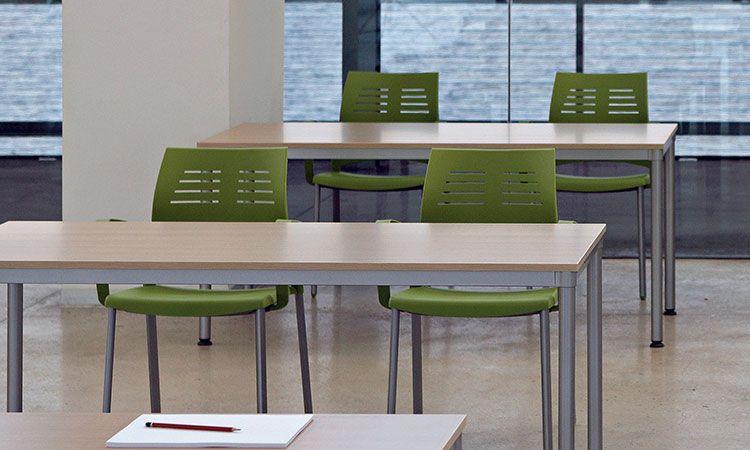 Chaises scolaires Cham vertes et tables dans une salle de classe