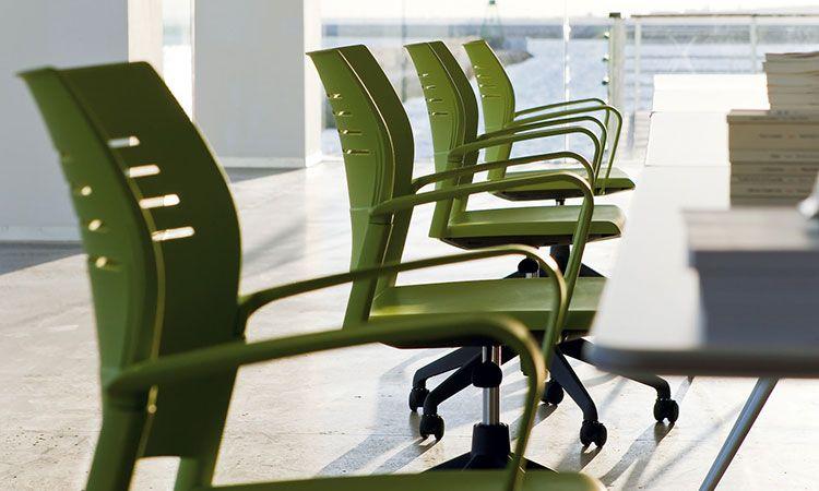 Chaises scolaires Cham vertes pivotantes à roulettes, vue rapprochée
