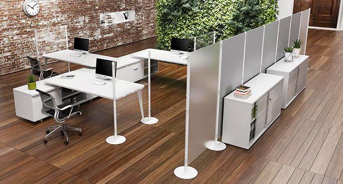 Postes de travail blancs avec cloisons de protection sanitaire et rangements