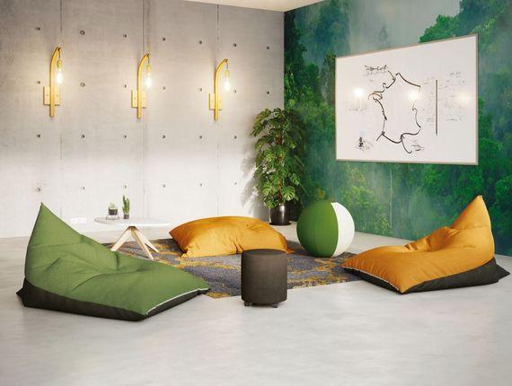 Espace détente avec poufs poires colorés et carte de France murale