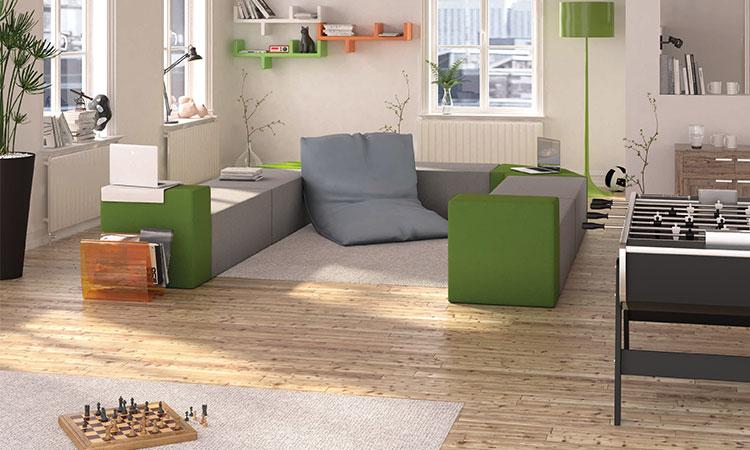 Espace de détente avec canapés gris et verts, jeu d\'échecs et baby-foot