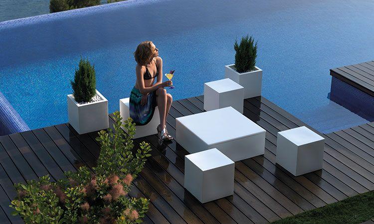 Mobilier d\'extérieur Valinco blanc au bord d\'une piscine