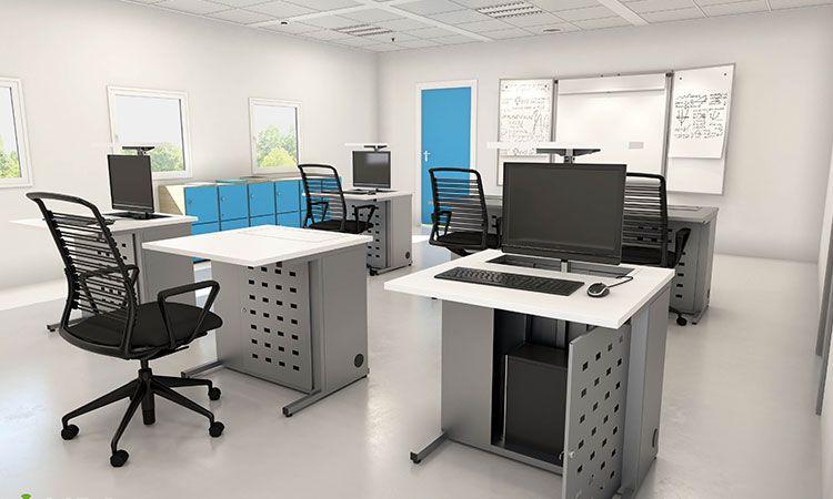 Salle informatique équipée de postes Nimba, écrans et fauteuils noirs