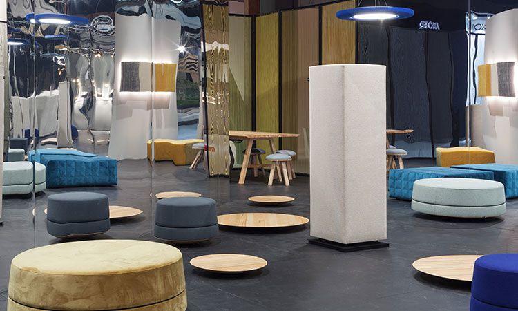 Salle de détente avec poufs colorés et tabourets bas