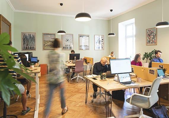 Espace de coworking avec personnes travaillant à des tables