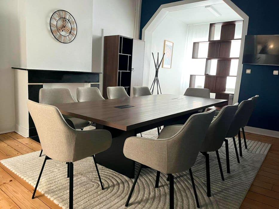 Salle de réunion avec table et sièges design - Aménagement MZ Design Bruxelles - France Bureau