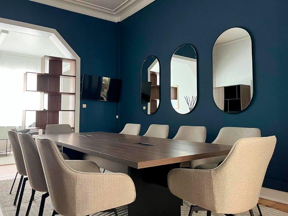 Table de réunion et fauteuils design dans les bureaux MZ Design à Bruxelles - France Bureau