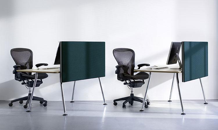 Bureaux bench avec séparateurs Silence Polaire verts et fauteuils Aeron