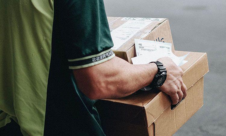 Personne portant des cartons de livraison