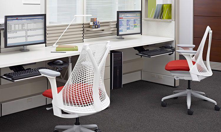 Poste de travail avec fauteuils Sayl blancs à assise rouge et écrans