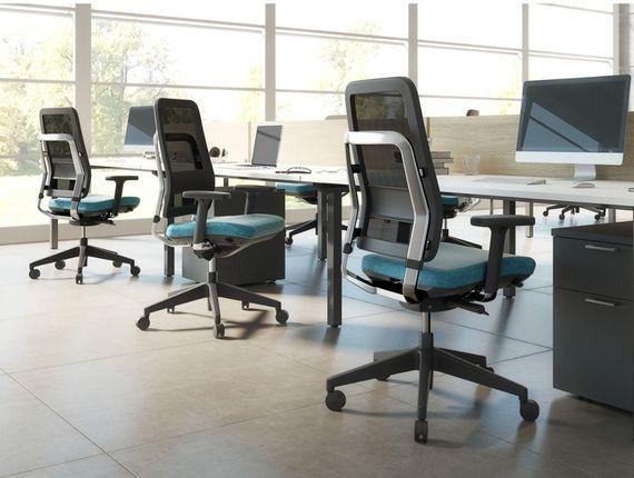 Postes de travail avec fauteuils ergonomiques bleu canard et écrans