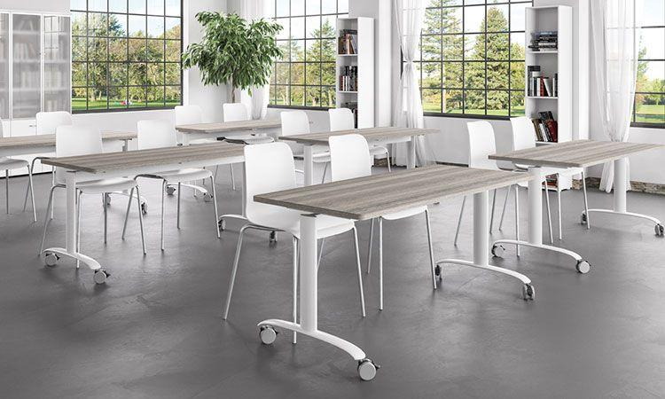 Tables scolaires Taillon rabattables sur roulettes dans une salle lumineuse