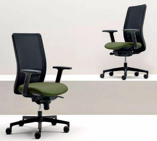 Deux fauteuils de bureau noirs à assise verte sur roulettes