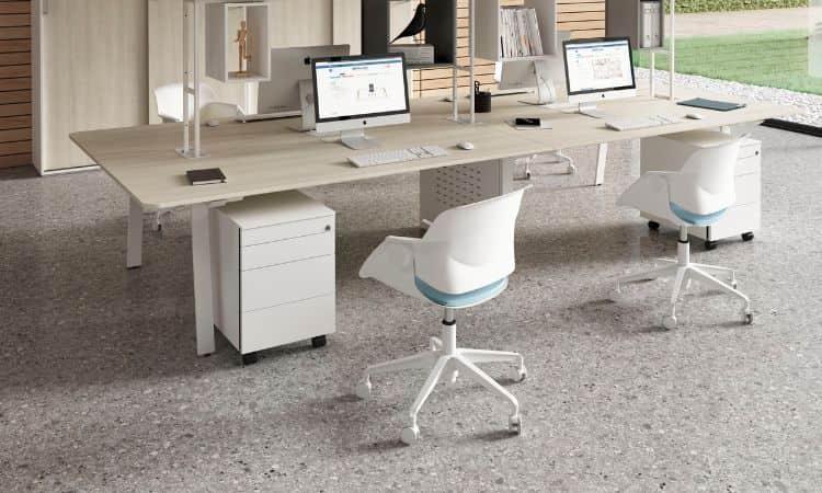 Bureaux bench bois et blanc avec caisson et fauteuils devant une baie vitrée