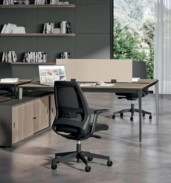 Bureaux bench bois et blanc avec fauteuil noir et rangements