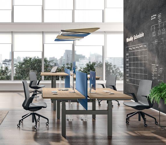 Open space lumineux avec bureaux bois, planning mural et fauteuils