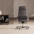 Fauteuil de direction Alpine similicuir ou cuir noir dans un bureau avec bibliothèque - France Bureau