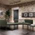 Canapé d\'accueil modulable avec élément courbe en tissu vert sapin piétement chromé et table basse intégrée - gamme Aneto - France Bureau