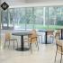 Mobilier professionnel assise tissu, piètement métal noir et dossier bois galbé confortable, gamme Barbiano - France Bureau