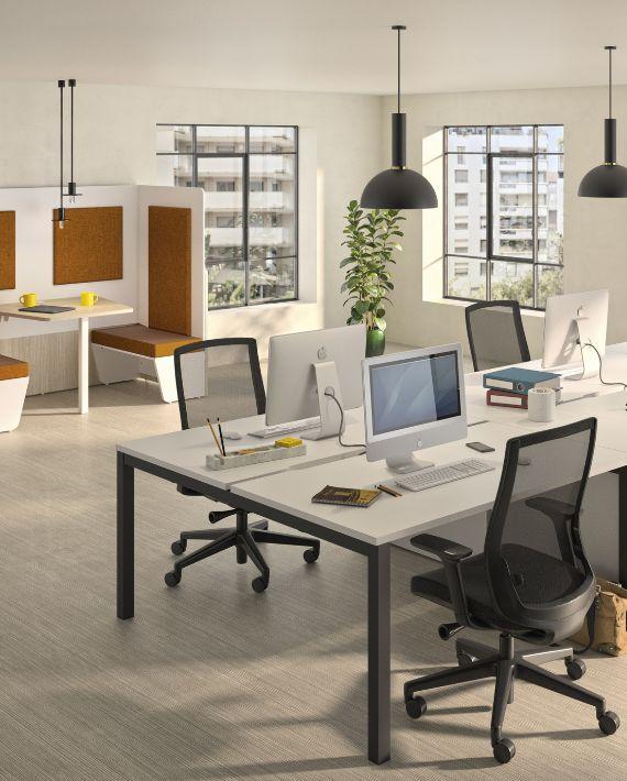 Open space avec bureaux Chambon, cloisons acoustiques et fauteuils