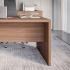 Bureau direction avec plateau épaisseur de 38mm avec voile de fond en mélaminé noyer cannelé, gamme Cheiron - France Bureau