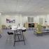 Table haute de réunion coworking avec repose pieds, piétement métallique noir, gamme Fundy haute - France Bureau