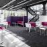 Canapé d\'accueil, fauteuil dossier bas piétement métallique, coque extérieur blanche revêtement intérieur rose, gamme Hubis3 - France Bureau