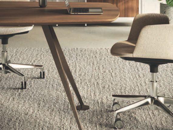 Détail du piétement du bureau Iseo et d\'un fauteuil sur moquette
