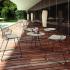 Table et chaise d\'extérieur avec dossier cadre filaire en acier noir et assise blanche - gamme karma outdoor - france bureau