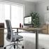 Bureau ergonomique avec voile de fond perforé et passe-câbles discrets, gamme Kibo - France Bureau