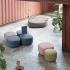 Composition poufs et banquette de détente pour accueil dossier ondulé tablette d\'appoint en tissu multicolore, gamme Marumbi - France Bureau