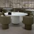 Fauteuils pivotants verts autour de tables rondes en open-space, gamme Misurina - France Bureau