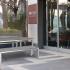 Table et banc d\'extérieur avec structure acier aluminium et plateau HPL chêne texan chant marron, gamme Moero - France Bureau