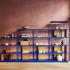 Bibliothèque avec 4 modules : structure bleue Maceta, étagères bleues et séparateur chêne, gamme Siscaro - France Bureau