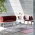 Ensemble mobilier fauteuil et canapé en tissu rouge et rose avec accoudoirs pieds bois, gamme Villarino - France Bureau