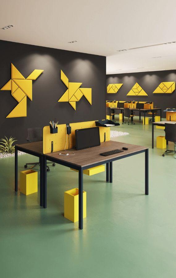Open space coloré avec panneaux acoustiques jaunes en origami et tables
