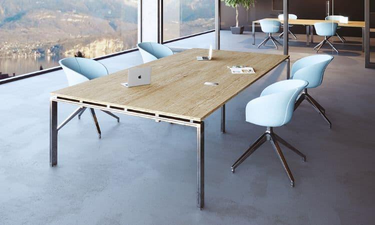 Table de réunion en bois avec fauteuils bleu clair, vue panoramique
