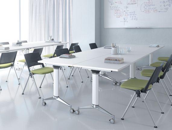 Tables de réunion pliantes blanches avec chaises vertes
