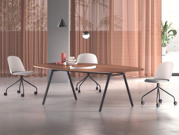 Table de réunion ronde en bois avec chaises blanches sur roulettes